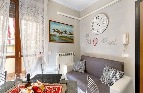 Arona Apartment | Apartment 'Ca Di Pa'' with Balcony, Wi-Fi and Air Conditioning