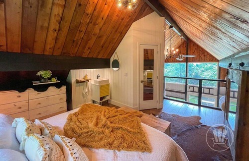 Huntsville House | 110 Peninsula Lake Su