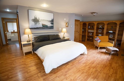 Novar House | Lakefront- Sauna, HotTub, WFH, Gym, Dock, kayaks