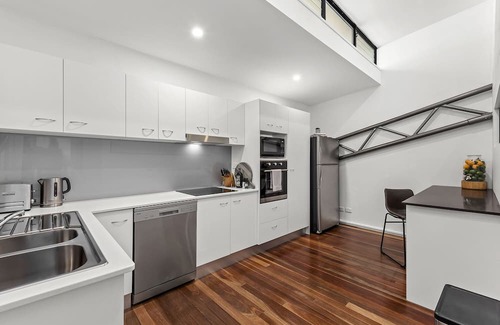 Teneriffe Apartment | Teneriffe Hidden Warehouse! 2Bed/1Bath/1Car