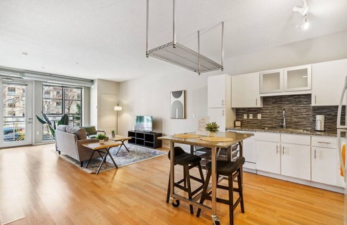 Mill District Apartment | CozySuites Mill District with pool, gym #01