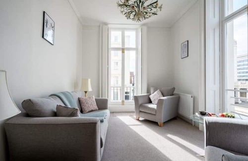 Churchill Apartment | Luxury suite with balcony near London Victoria
