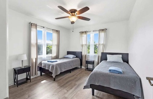 Edgewater House | Located in the center of the town