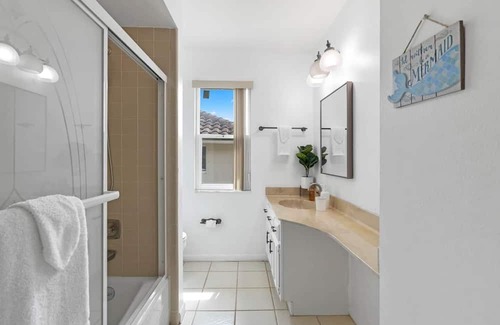 Edgewater House | Located in the center of the town