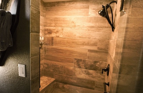 Camp Verde House | Camp Verde Retreat Unwind in our warm haven, hot tub under the stars.