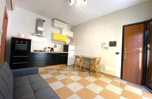 Lambrate Apartment | Conte Rosso House with double terrace in Lambrate