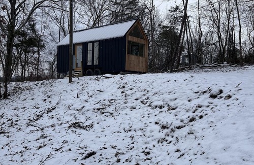 Sevierville House | Cozy new modern tiny home/River view/Prime location Downtown Sevierville, TN