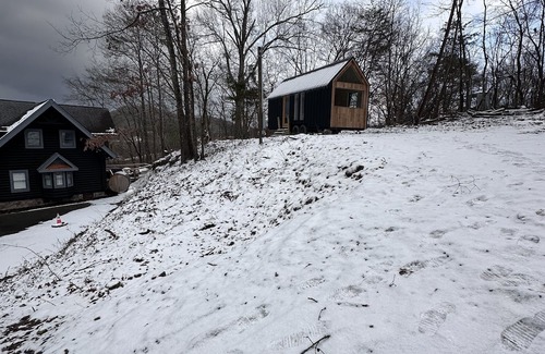 Sevierville House | Cozy new modern tiny home/River view/Prime location Downtown Sevierville, TN