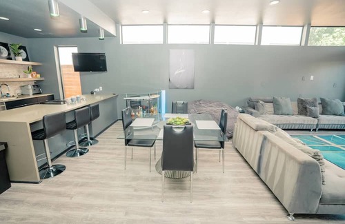 Cityplace House | 3 bedroom Modern home in Uptown 80 inch TV