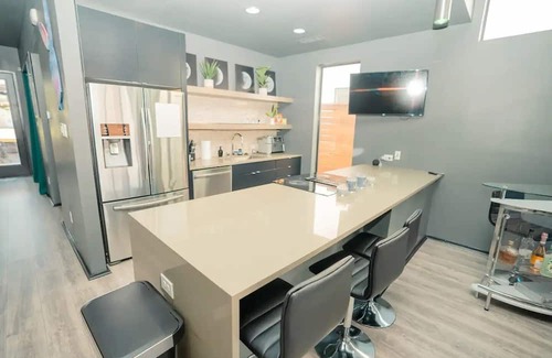 Cityplace House | 3 bedroom Modern home in Uptown 80 inch TV