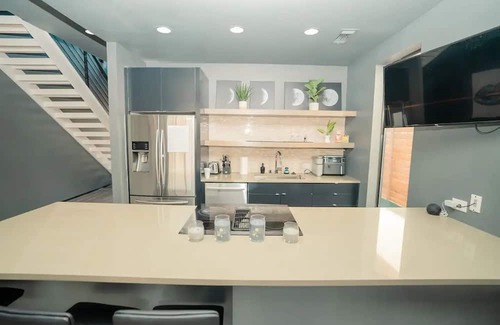 Cityplace House | 3 bedroom Modern home in Uptown 80 inch TV