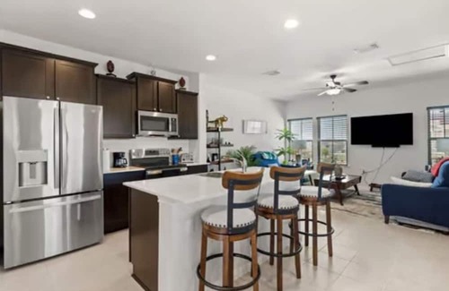 Manor House | Amenities of Austin minutes from Austin Bergstrom!