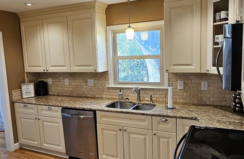 Charlotte House | Charming 4-bedroom house with AC and WiFi in superb Charlotte LoSo Area