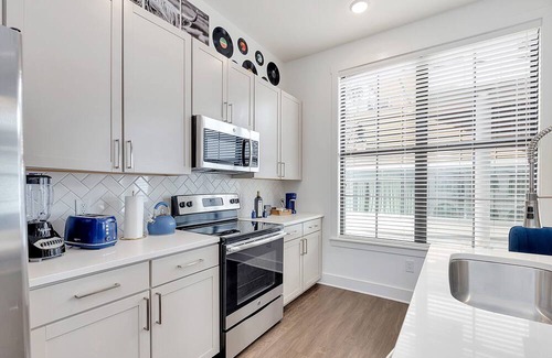 Rolling Mill Hill Apartment | Groovy Nashville: Parking, Pool, Gym, Terrace. So close to Broadway & Downtown!
