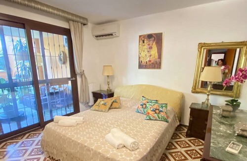 Addaura Apartment | Apartment in villa - 2 minutes walk to the beach