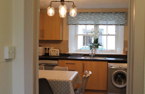 Kilrenny Apartment | Curlew Cottage just steps away from the historic harbour in Cellardyke, sleeps 6