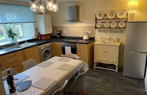 Kilrenny Apartment | Curlew Cottage just steps away from the historic harbour in Cellardyke, sleeps 6
