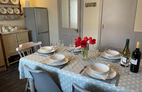 Kilrenny Apartment | Curlew Cottage just steps away from the historic harbour in Cellardyke, sleeps 6