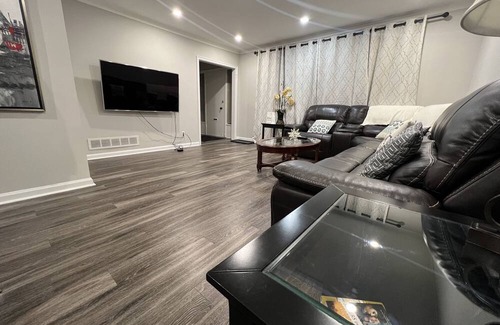 Midtown Toronto House | No stairs / Renovated 3-Bedroom free Wifi,Parking