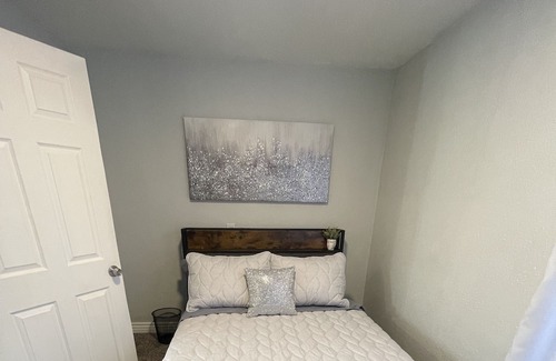 Ogden House | Stylish and centrally located two bedroom house in Ogden with AC, WiFi,