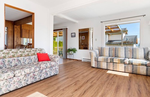 Clinton House | Ferry Vacation Rental