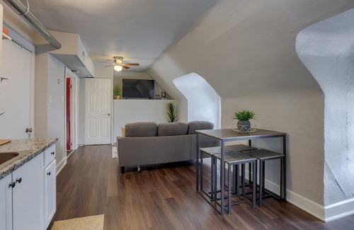 Southmoreland Apartment | 5minsTo KU Med Free Wi-Fi W&D