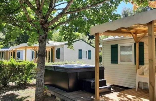 Canet-de-Salars House | Camping 4 étoiles - Parc aquatique - eeeaha