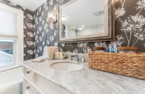 West Irondequoit House | Explore City & Nature: Close to Lake, Zoo & Parks!