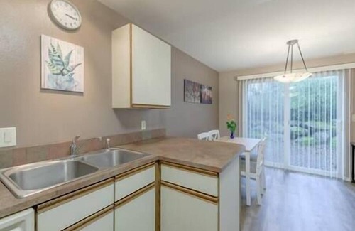 West End House | 2BR | Tacoma | Central | Cozy