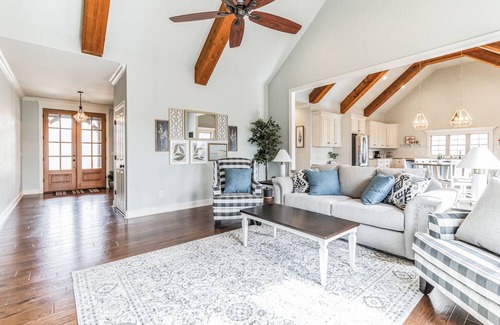 Athens House | Luxury 3-BR Retreat: Outdoor Paradise & Hot Tub