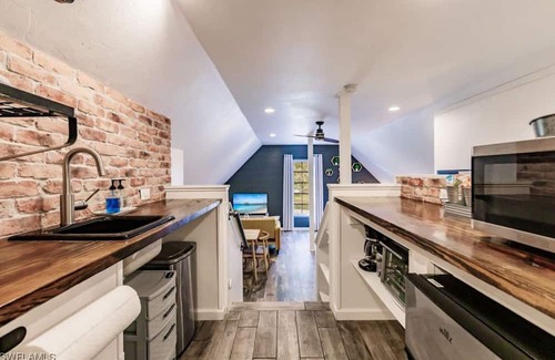 San Carlos Park Apartment | Beach, dining nearby, close to airports. Book now!