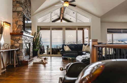 Black Mountain House | Kelowna Retreat- Pool, Hot-tub, Mini Golf, Gym
