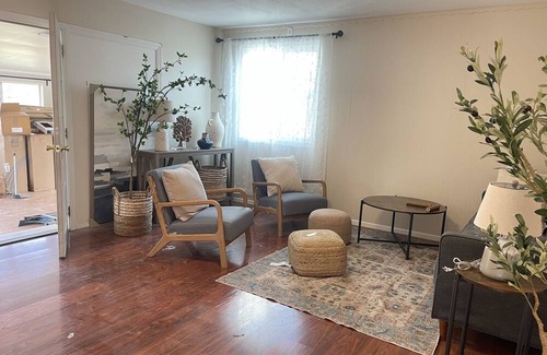 Bonita House | Near Claremont La Verne College near highways 10 57 210 memory foam Queen's bed
