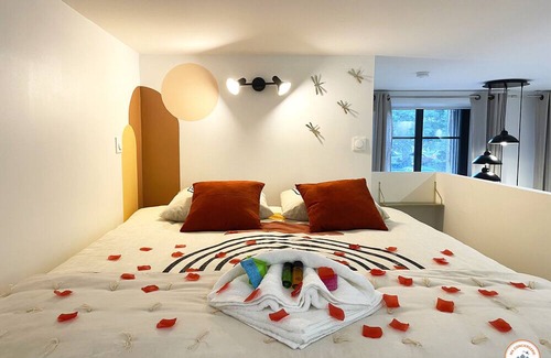 Downtown Le Havre Apartment | l'Orient-Express - Jacuzzi SPA - Parking - Loft