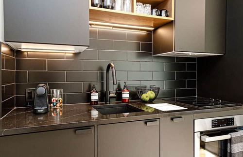 Centretown West Apartment | La Dolce Vita Studio Apartment w/ parking