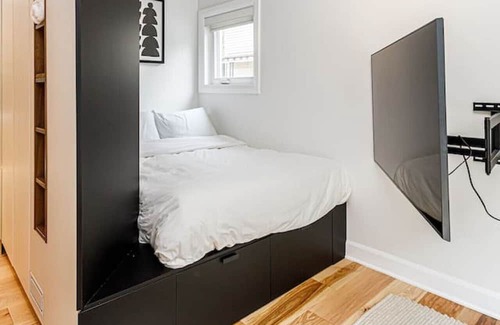Centretown West Apartment | La Dolce Vita Studio Apartment w/ parking