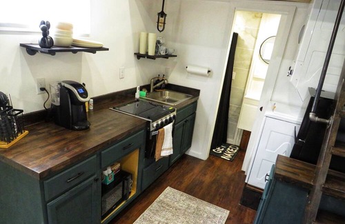 Barnhart House | Modern, Cozy Tiny House for 4 w/ washer & dryer