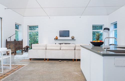 Roscoe House | Stunning, Double Pavilion House in Roscoe w hiking