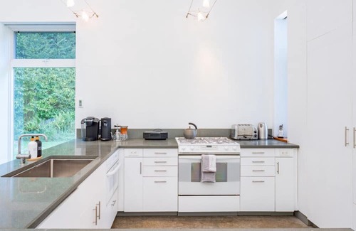 Roscoe House | Stunning, Double Pavilion House in Roscoe w hiking
