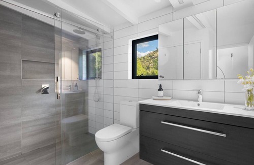 Kelvin Heights House | Silverwood Haven a cosy, secluded home with mountain views