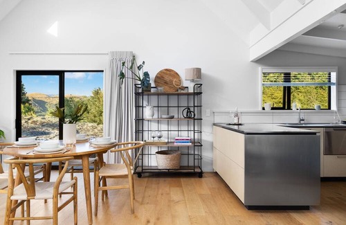 Kelvin Heights House | Silverwood Haven a cosy, secluded home with mountain views