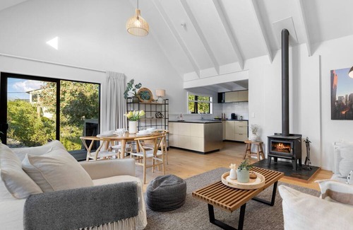 Kelvin Heights House | Silverwood Haven a cosy, secluded home with mountain views
