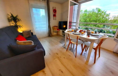Bezons Apartment | Panoramic View of River - Calm - 6' Tram - 25' Paris - Parking- Netflix