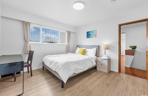 Sunset House | Peaceful and Comfy Suite Urban Haven Retreat