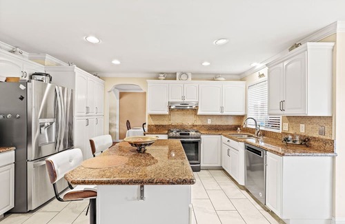Vancouver House | Gorgeous 2963 SQ' Fully Furnished 4 Bedrooms House