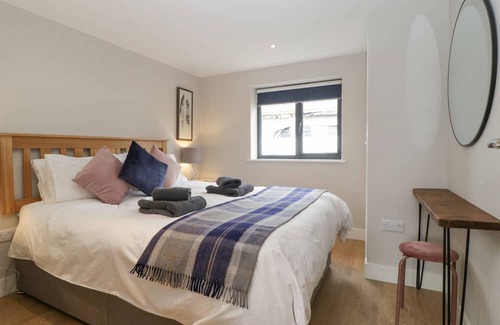Newent Cottage | MEDLANDS, pet friendly, with a garden in Newent