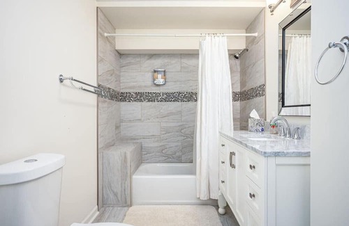 Roswell House | Cozy, spacious, private remodeled garden apartment