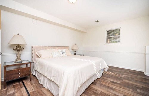 Roswell House | Cozy, spacious, private remodeled garden apartment
