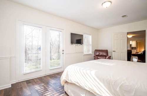 Roswell House | Cozy, spacious, private remodeled garden apartment