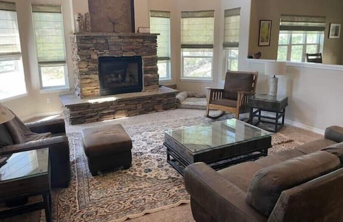 Northwest Colorado Springs House | 4BR mountain retreat, private Hot Tub, Close to Town